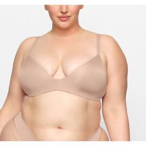 SKIMS Wireleas Form T-Shirt Bra 36D